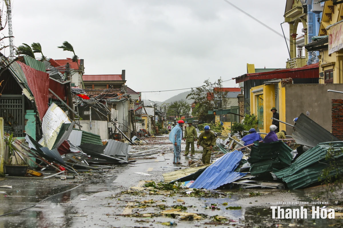 Hàng trăm ngôi nhà ở Hoằng Giang tốc mái, thiệt hại nặng nề