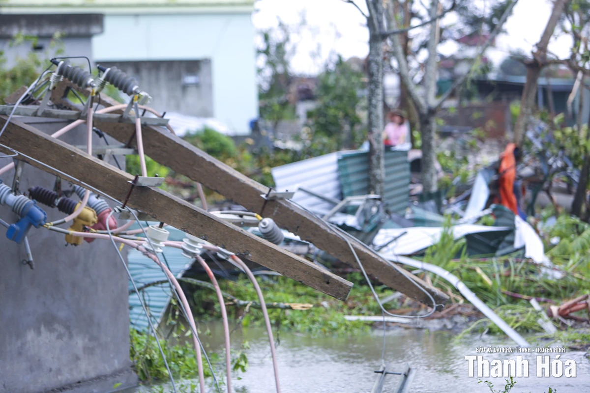 Hàng trăm ngôi nhà ở Hoằng Giang tốc mái, thiệt hại nặng nề