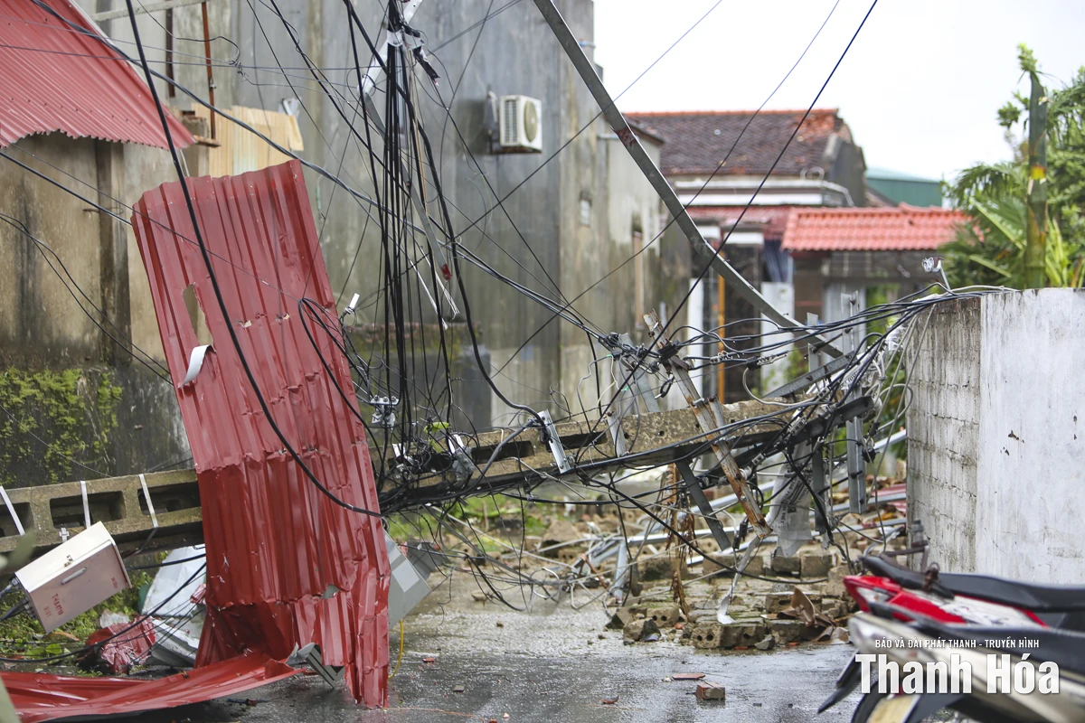 Hàng trăm ngôi nhà ở Hoằng Giang tốc mái, thiệt hại nặng nề