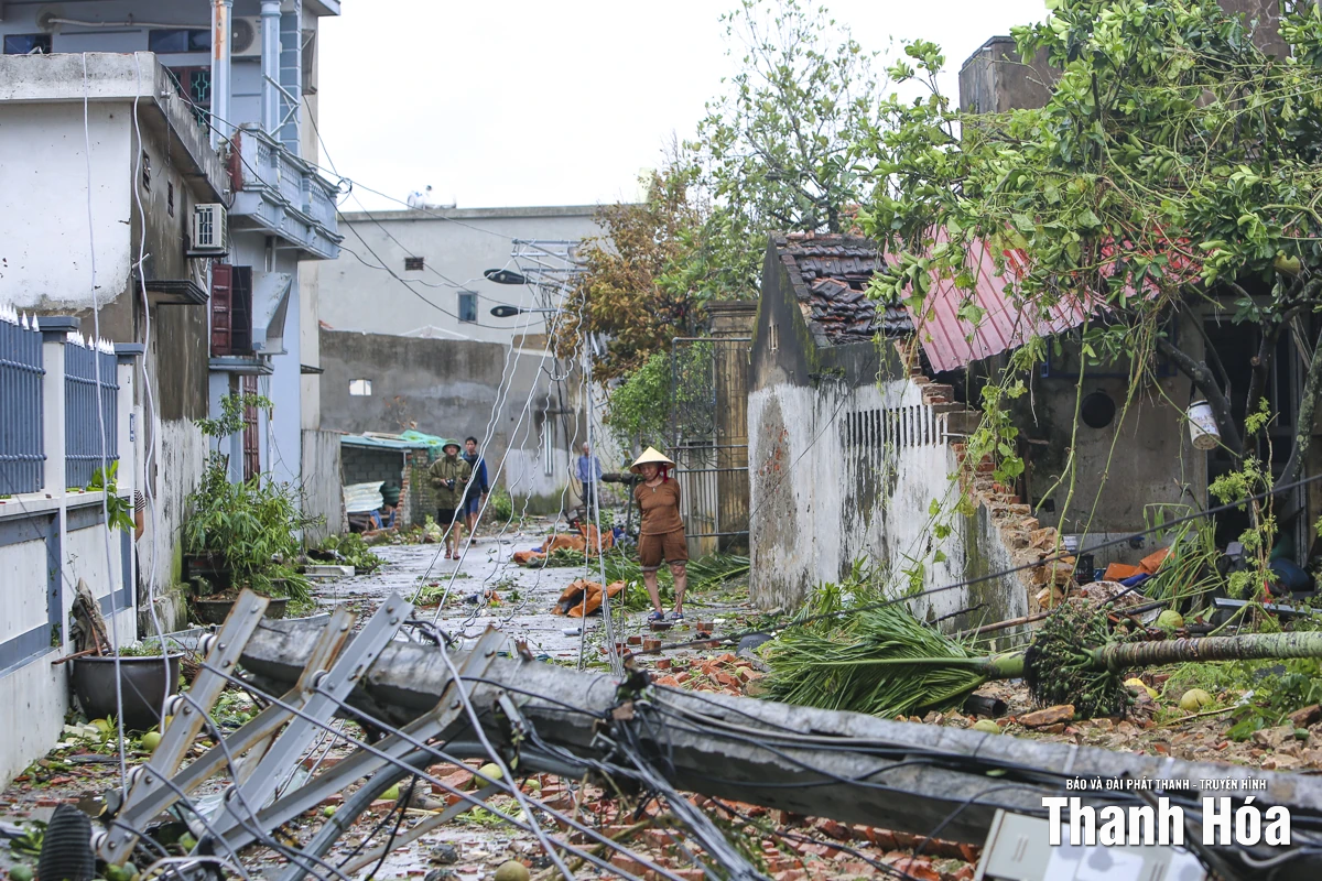 Hàng trăm ngôi nhà ở Hoằng Giang tốc mái, thiệt hại nặng nề