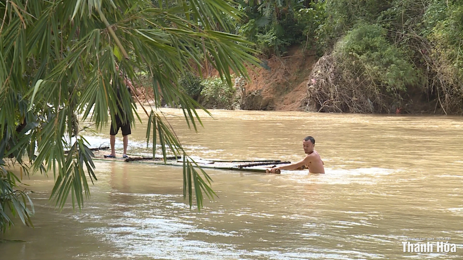 Cầu tạm bị cuốn trôi, người dân thôn Hành dùng bè vượt sông