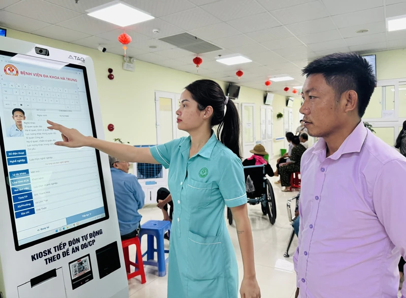 Xây dựng đội ngũ cán bộ y tế “vừa hồng, vừa chuyên”