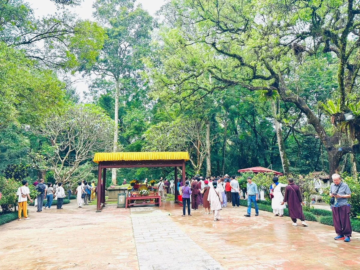 Dòng người nô nức đổ về Khu Di tích lịch sử Lam Kinh trước ngày khai hội