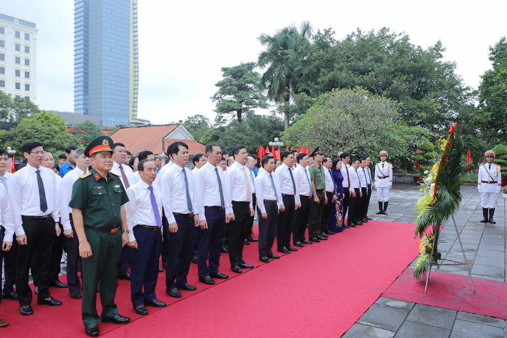 Đoàn đại biểu tỉnh Thanh Hóa dâng hương tưởng niệm Chủ tịch Hồ Chí Minh, Mẹ Việt Nam Anh hùng và các Anh hùng liệt sĩ trước thềm Đại hội Đảng bộ tỉnh lần thứ XX