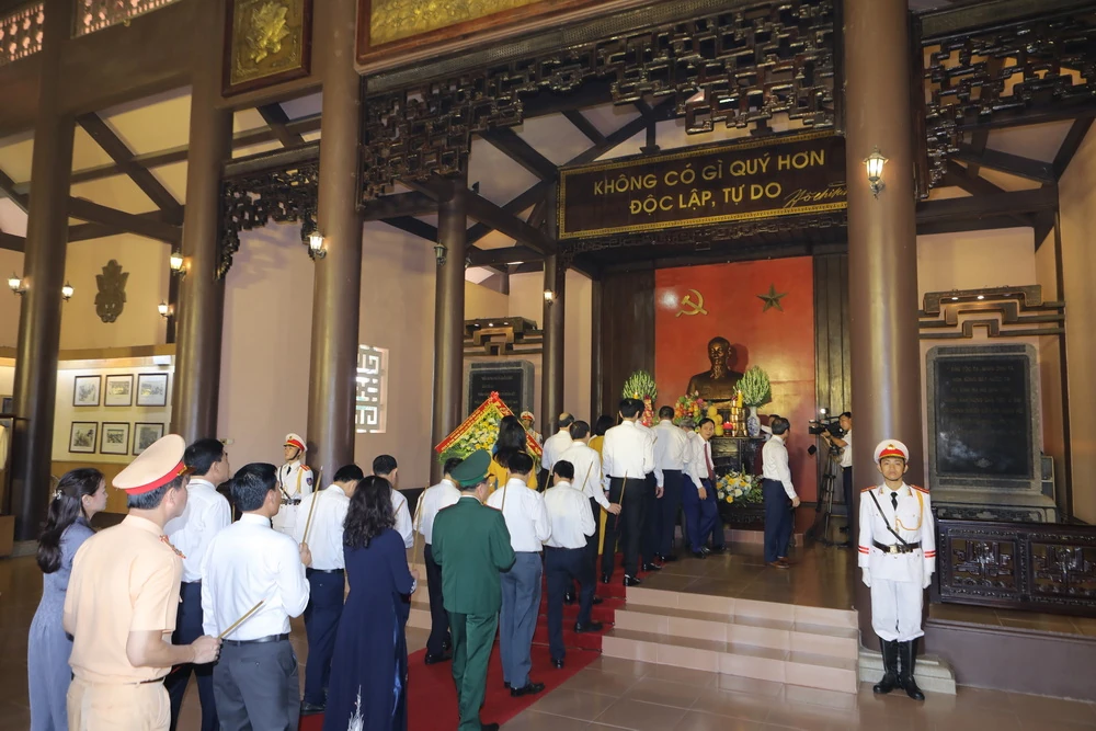 Đoàn đại biểu tỉnh Thanh Hóa dâng hương tưởng niệm Chủ tịch Hồ Chí Minh, Mẹ Việt Nam Anh hùng và các Anh hùng liệt sĩ trước thềm Đại hội Đảng bộ tỉnh lần thứ XX