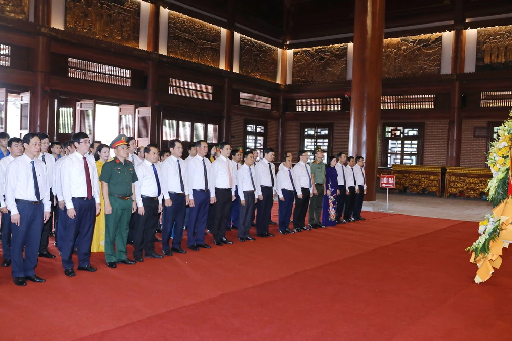 Đoàn đại biểu tỉnh Thanh Hóa dâng hương tưởng niệm Chủ tịch Hồ Chí Minh, Mẹ Việt Nam Anh hùng và các Anh hùng liệt sĩ trước thềm Đại hội Đảng bộ tỉnh lần thứ XX