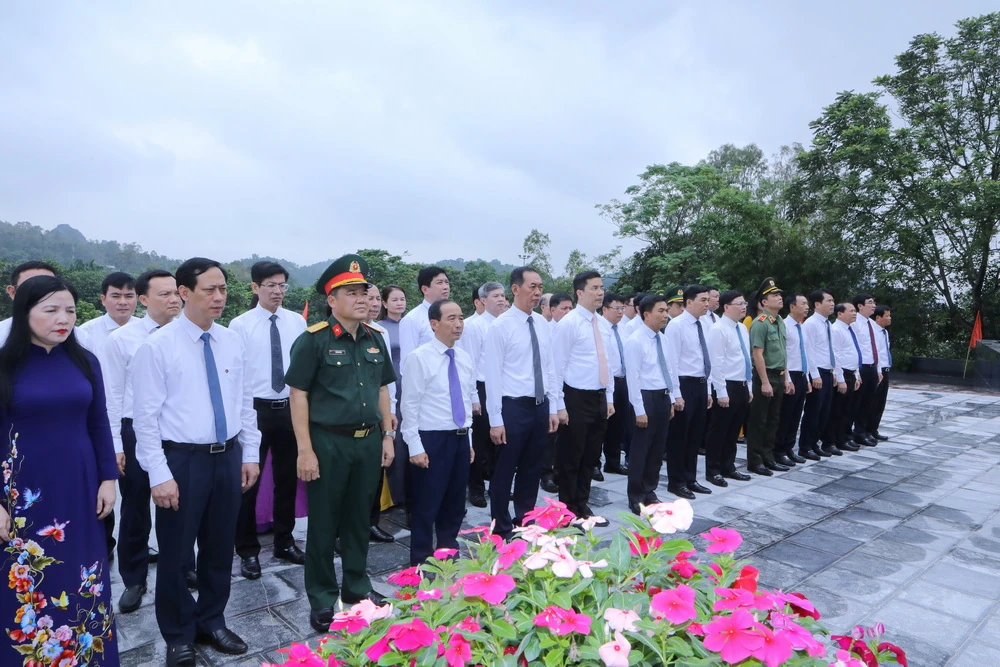 Đoàn đại biểu tỉnh Thanh Hóa dâng hương tưởng niệm Chủ tịch Hồ Chí Minh, Mẹ Việt Nam Anh hùng và các Anh hùng liệt sĩ trước thềm Đại hội Đảng bộ tỉnh lần thứ XX