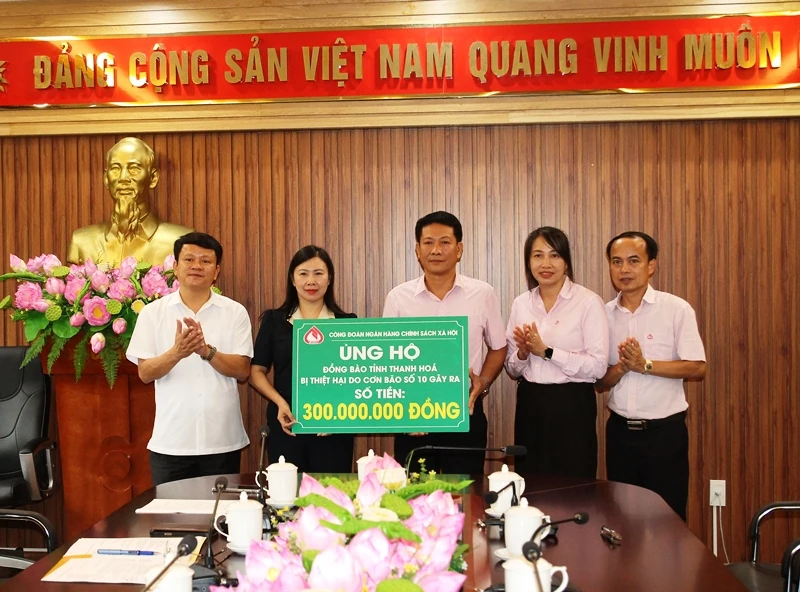 Ủy ban MTTQ tỉnh Thanh Hóa tiếp nhận ủng hộ đồng bào vùng lũ