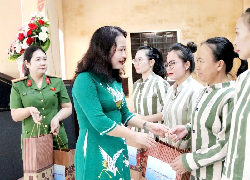 Hội LHPN tỉnh thăm, tặng quà nữ phạm nhân dịp 20/10