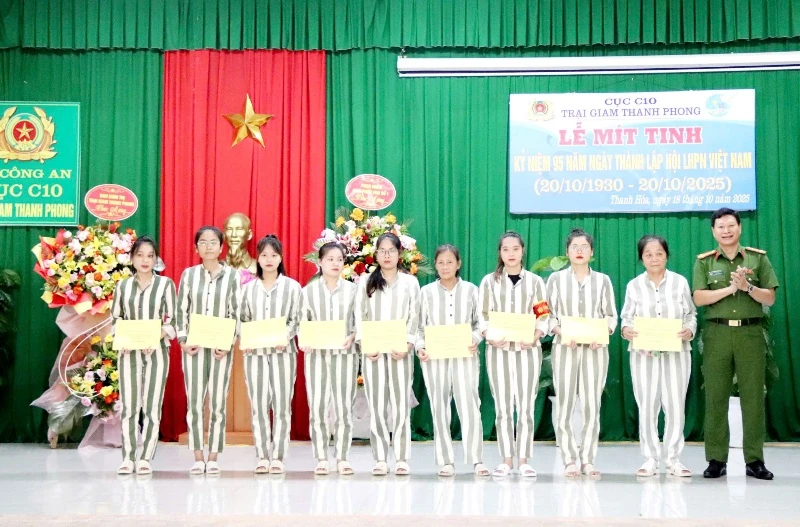 Hội LHPN tỉnh thăm, tặng quà nữ phạm nhân dịp 20/10