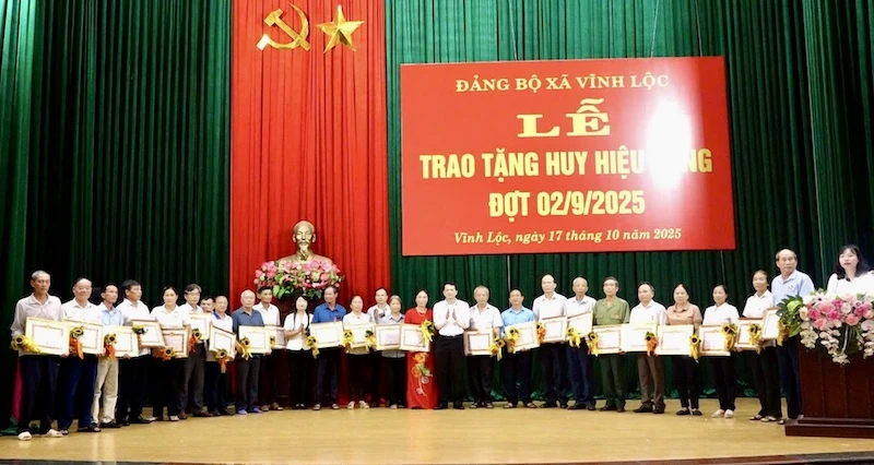 Xã Vĩnh Lộc trao Huy hiệu Đảng đợt 2/9 cho 77 đảng viên