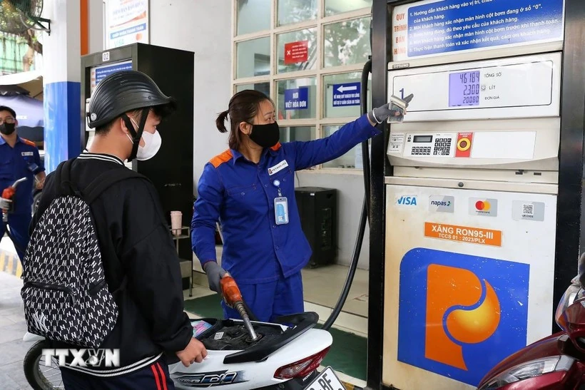 Giá xăng RON95-III tăng lên mức gần 20.000 đồng/lít 