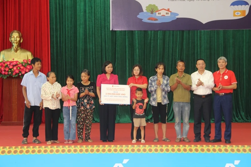 SCI hỗ trợ các gia đình có trẻ em bị thiệt hại do bão số 5