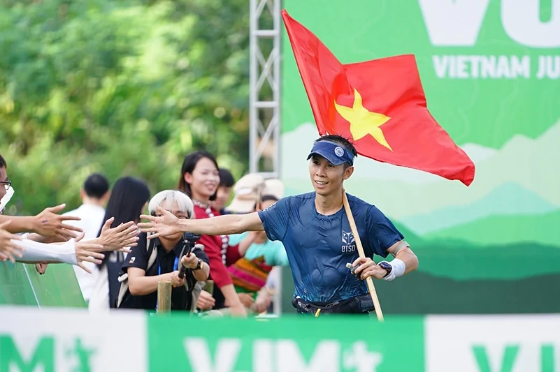 Gần 1.500 vận động viên từ 36 quốc gia tranh tài tại Giải chạy Marathon băng rừng Việt Nam năm 2025