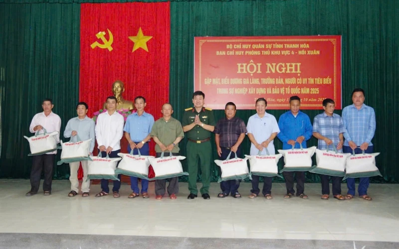 Gặp mặt Già làng, Trưởng bản, người có uy tín tiêu biểu trong sự nghiệp xây dựng và bảo vệ Tổ quốc