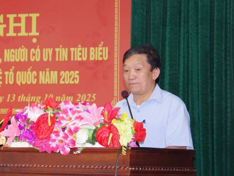Gặp mặt Già làng, Trưởng bản, người có uy tín tiêu biểu trong sự nghiệp xây dựng và bảo vệ Tổ quốc