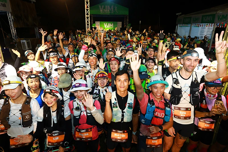 Gần 1.500 vận động viên từ 36 quốc gia tranh tài tại Giải chạy Marathon băng rừng Việt Nam năm 2025