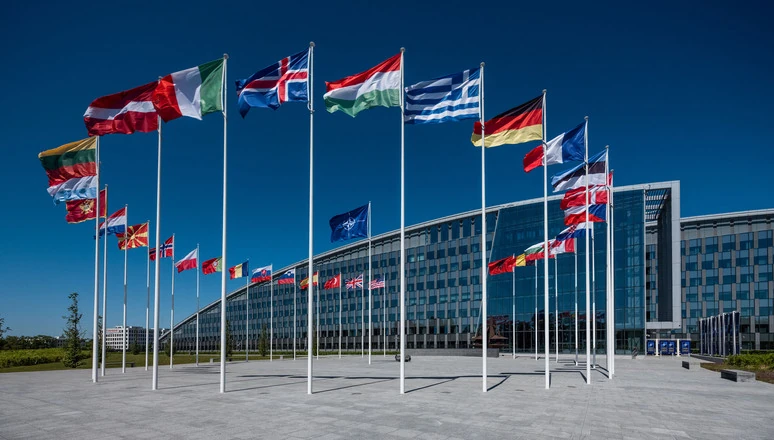 NATO họp khẩn thúc viện trợ vũ khí cho Ukraine