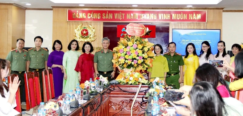 Công an Thanh Hóa gặp mặt và trao tặng Kỷ niệm chương Vì sự phát triển của phụ nữ Việt Nam