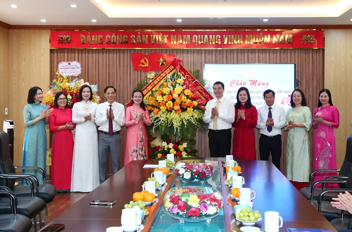 Phó Bí thư Thường trực Tỉnh ủy Nguyễn Hồng Phong chúc mừng Hội LHPN tỉnh