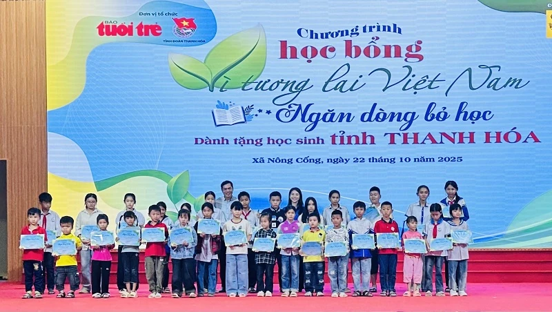 Trao học bổng “Vì tương lai Việt” tiếp sức học sinh Thanh Hóa vượt lũ, vững vàng đến trường