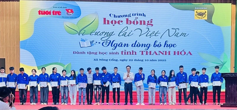 Trao học bổng “Vì tương lai Việt” tiếp sức học sinh Thanh Hóa vượt lũ, vững vàng đến trường