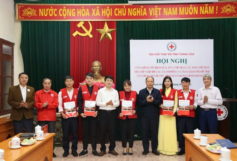 Công bố quyết định kiện toàn tổ chức Hội Chữ thập đỏ 5 xã, phường