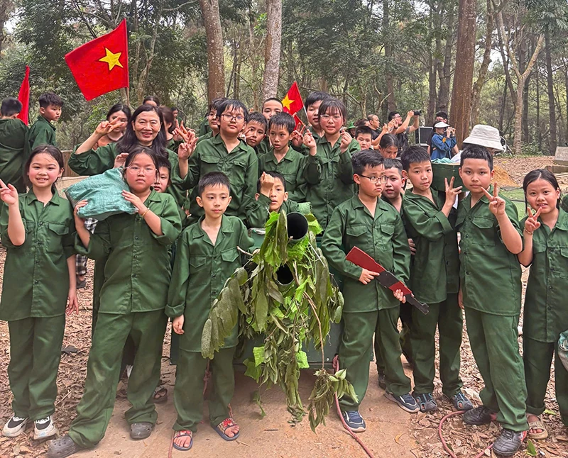 “Du lịch yêu nước” - Cuộc hẹn của cảm xúc và ký ức dân tộc
