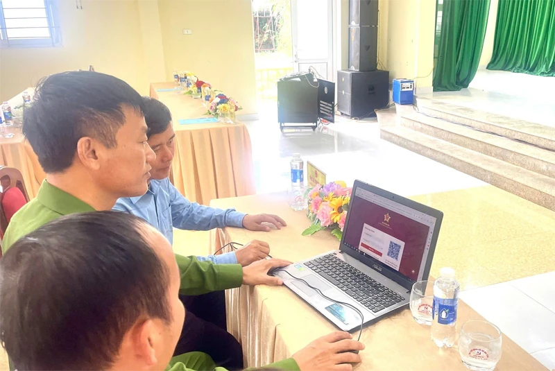 Ánh sáng từ “bình dân học vụ số” nơi rẻo cao (Bài 1): Bà con cùng cán bộ học “số”