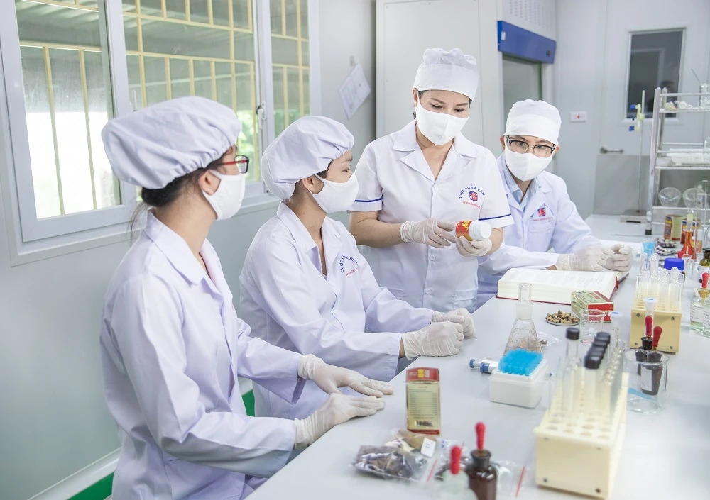 CEO Dược phẩm Tâm Bình qua lời kể của thầy giáo cũ và chuyên gia trong ngành