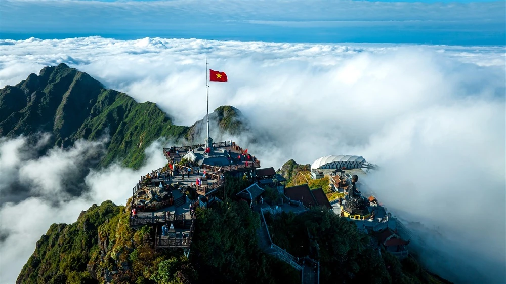 Lạc vào “miền cổ tích” trên đỉnh Fansipan mùa mây