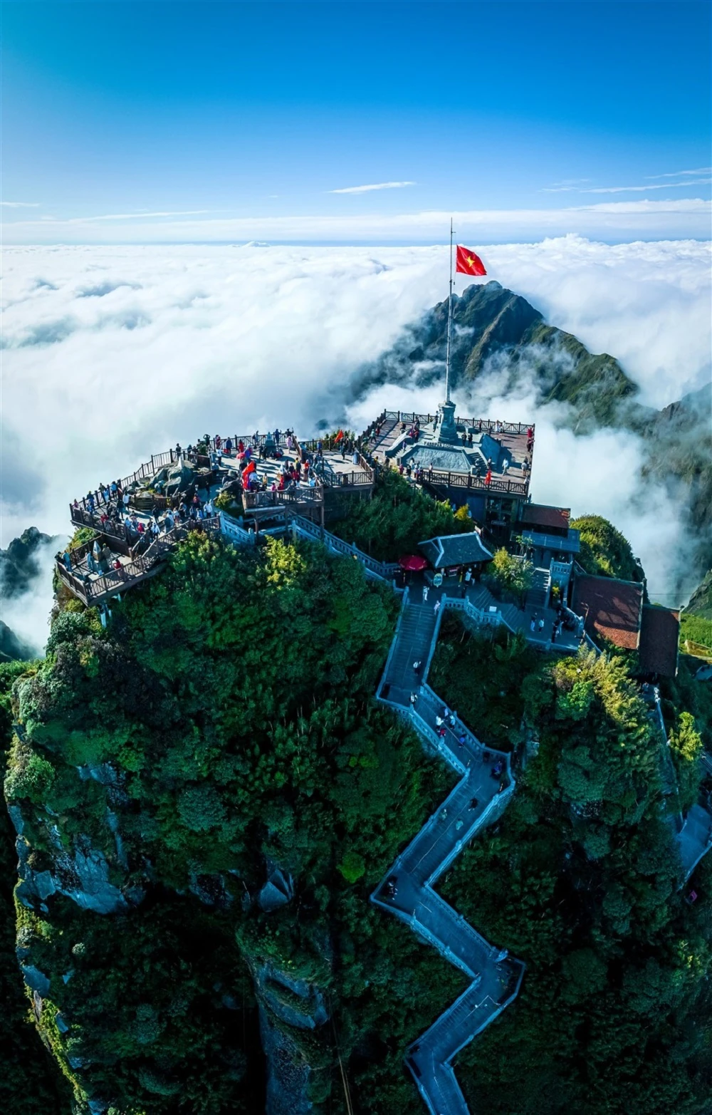 Lạc vào “miền cổ tích” trên đỉnh Fansipan mùa mây