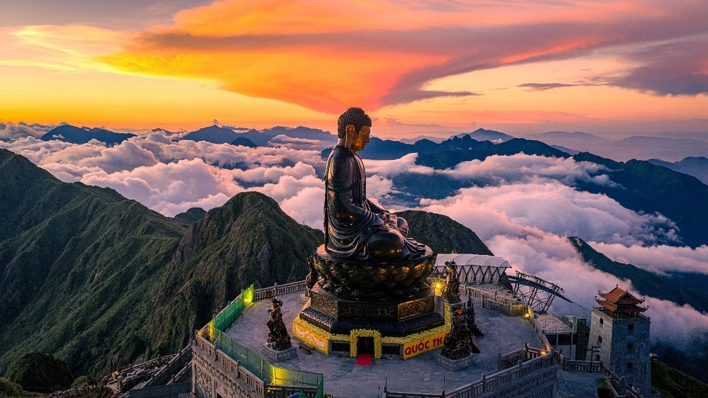 Lạc vào “miền cổ tích” trên đỉnh Fansipan mùa mây