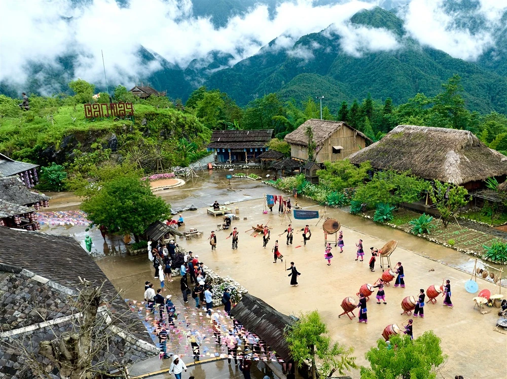 Lạc vào “miền cổ tích” trên đỉnh Fansipan mùa mây