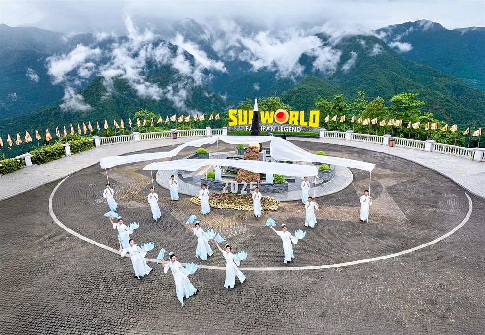 Lạc vào “miền cổ tích” trên đỉnh Fansipan mùa mây