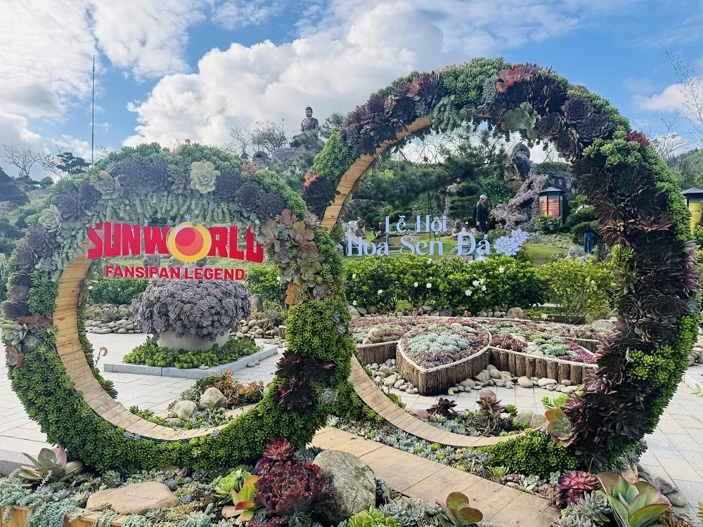 Lạc vào “miền cổ tích” trên đỉnh Fansipan mùa mây