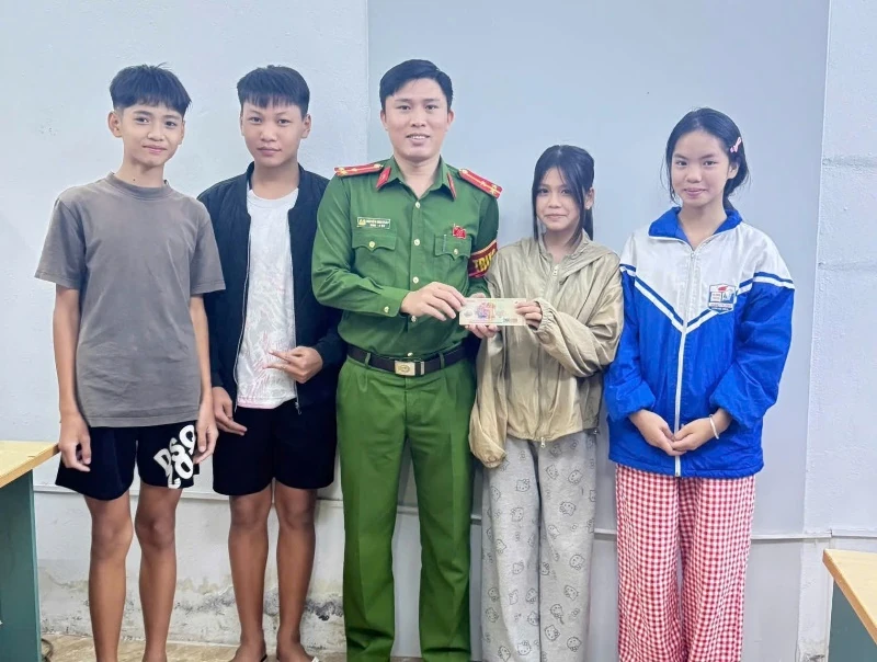Bốn học sinh nhặt được của rơi, trả lại người đánh mất