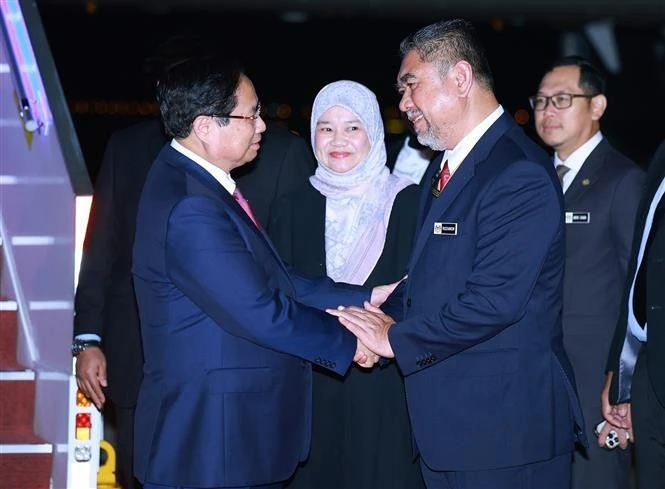 Thủ tướng tới Kuala Lumpur, bắt đầu chuyến công tác dự Hội nghị cấp cao ASEAN
