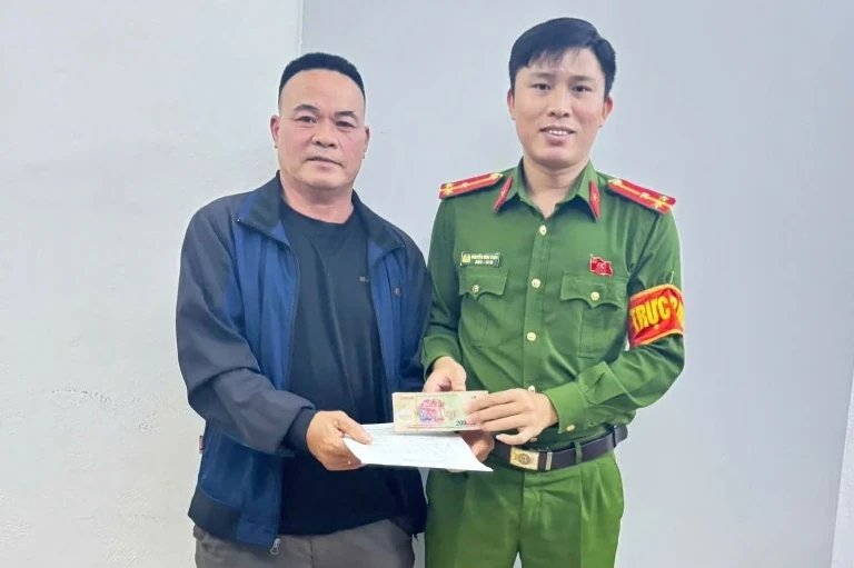 Bốn học sinh nhặt được của rơi, trả lại người đánh mất