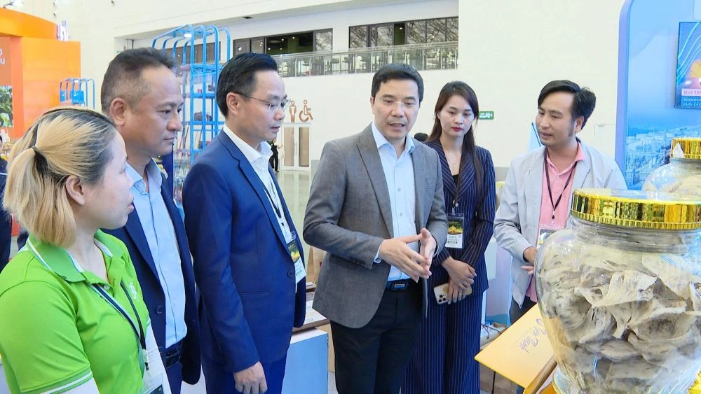 Phó Bí thư Thường trực Tỉnh ủy Nguyễn Hồng Phong thăm gian hàng tỉnh Thanh Hóa tại Hội chợ Mùa Thu năm 2025