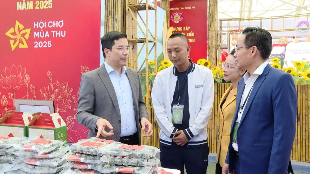 Phó Bí thư Thường trực Tỉnh ủy Nguyễn Hồng Phong thăm gian hàng tỉnh Thanh Hóa tại Hội chợ Mùa Thu năm 2025
