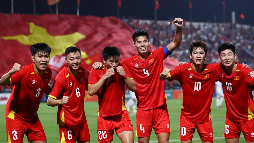 Các sao trẻ tỏa sáng rực rỡ ở Champions League; U22 Việt Nam “thử lửa” trước thềm SEA Games 33