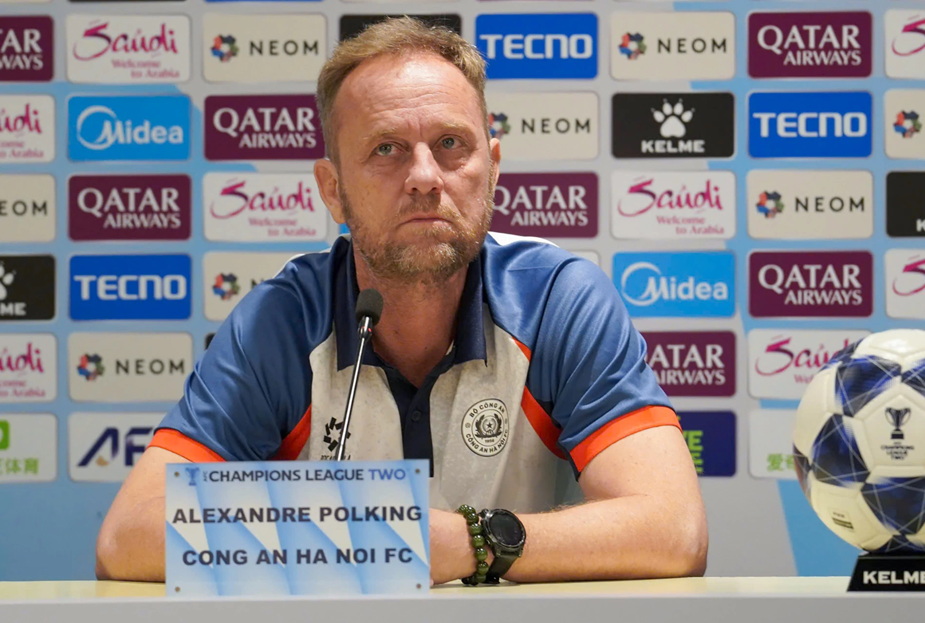 Rafa Benitez tái xuất với hợp đồng kỷ lục; Công an Hà Nội hòa tiếc nuối
