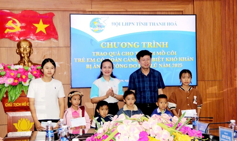 Trao quà cho trẻ mồ côi, trẻ có hoàn cảnh khó khăn tại 2 xã miền núi