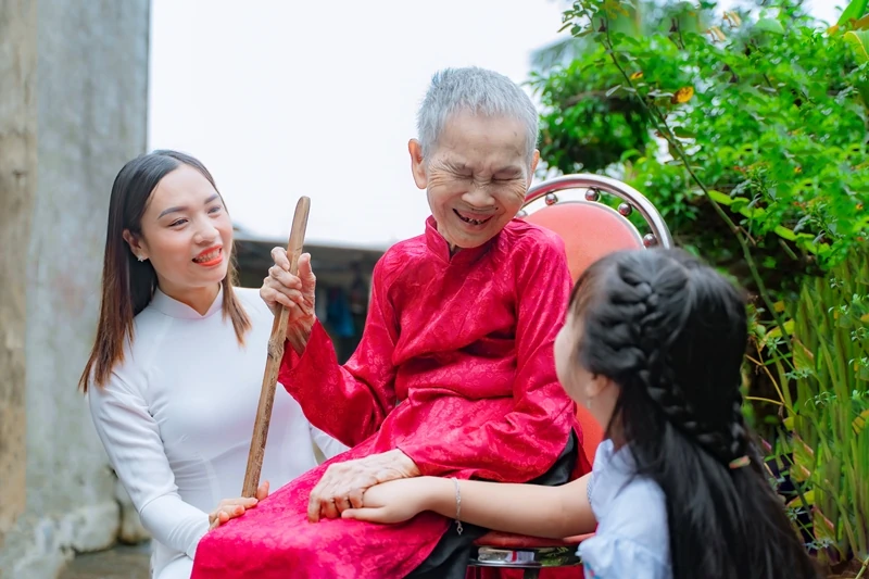 “Nụ cười của Mẹ” đoạt giải Nhì cuộc thi ảnh “Mỗi tà áo dài - Một câu chuyện đẹp”
