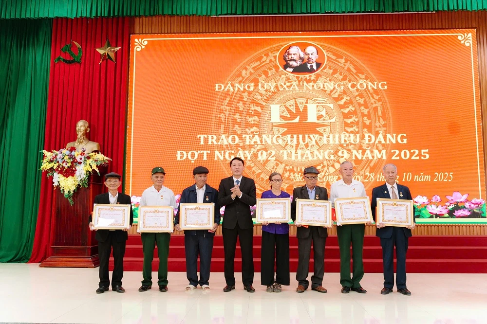 82 đảng viên xã Nông Cống được trao tặng Huy hiệu Đảng
