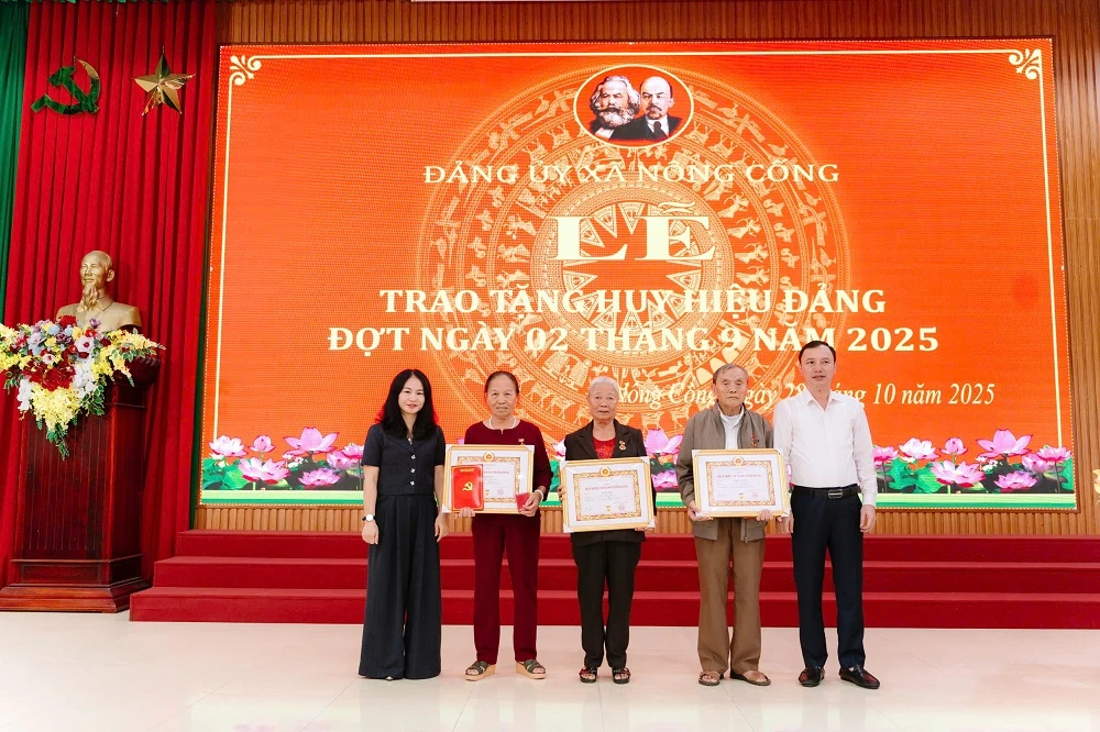 82 đảng viên xã Nông Cống được trao tặng Huy hiệu Đảng