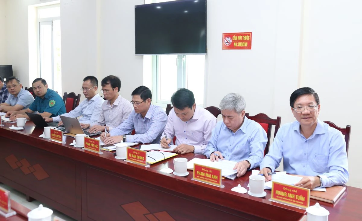 Phó Bí thư Thường trực Tỉnh ủy Nguyễn Hồng Phong thăm, làm việc tại phường Đông Tiến