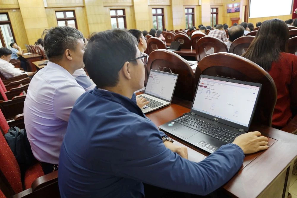 Bảo đảm 100% đảng viên sử dụng ứng dụng Sổ tay đảng viên điện tử