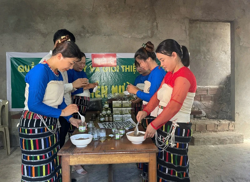 Khởi nghiệp với muối mắc khẻn Mường Đeng